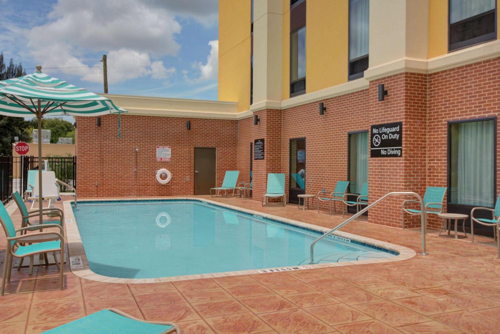 Hampton Inn & Suites By Hilton Tampa Busch Gardens Area Exterior foto