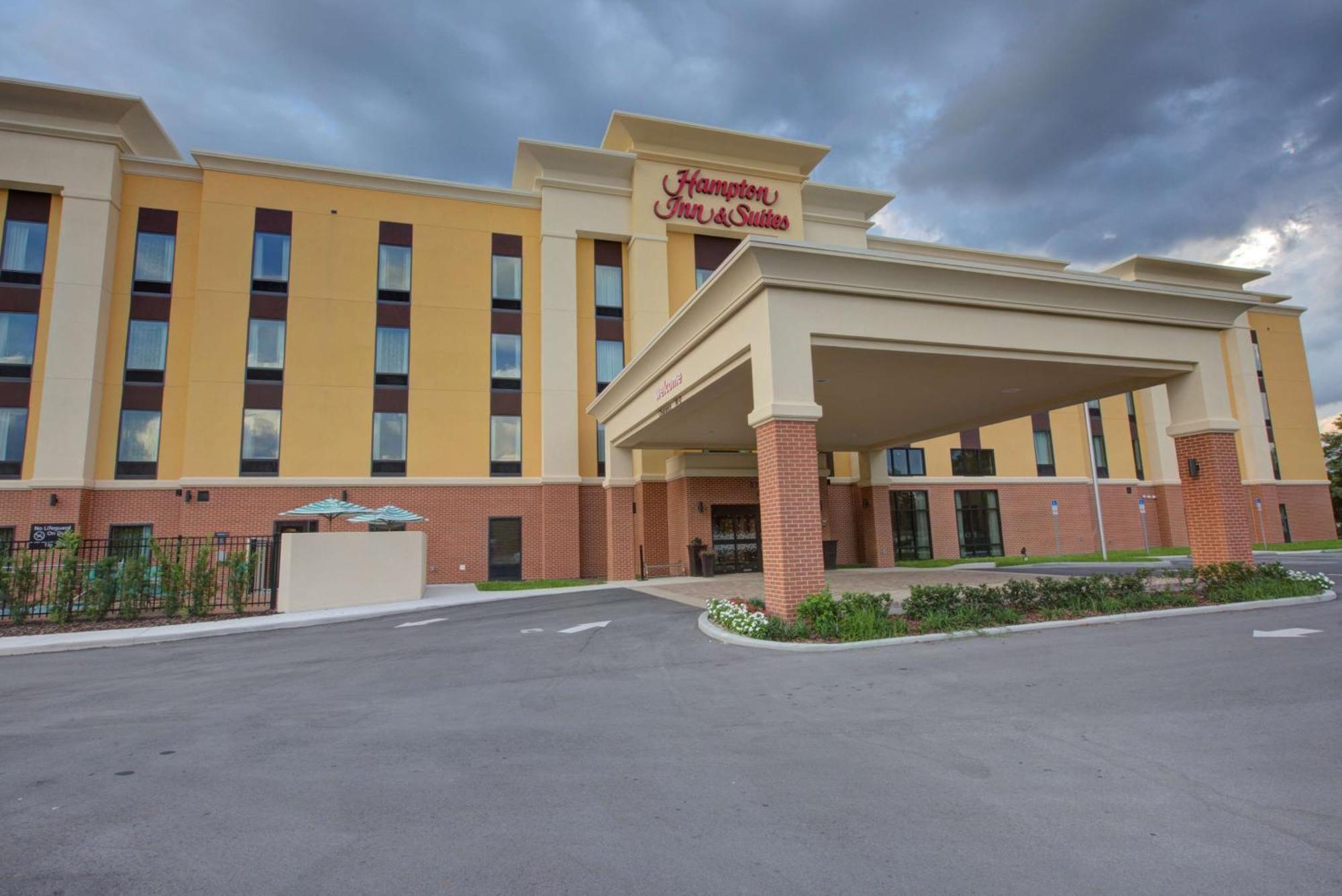 Hampton Inn & Suites By Hilton Tampa Busch Gardens Area Exterior foto
