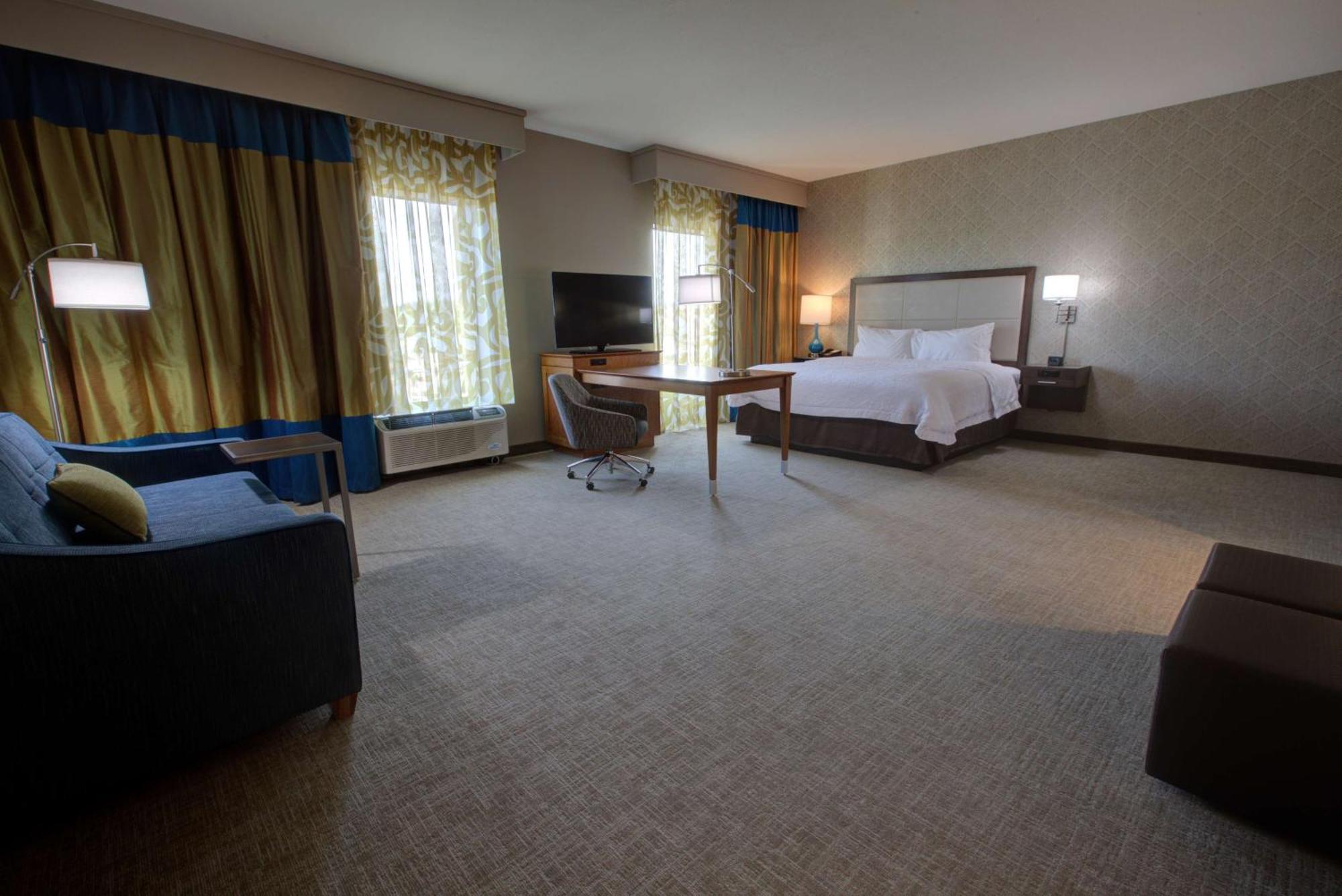 Hampton Inn & Suites By Hilton Tampa Busch Gardens Area Exterior foto