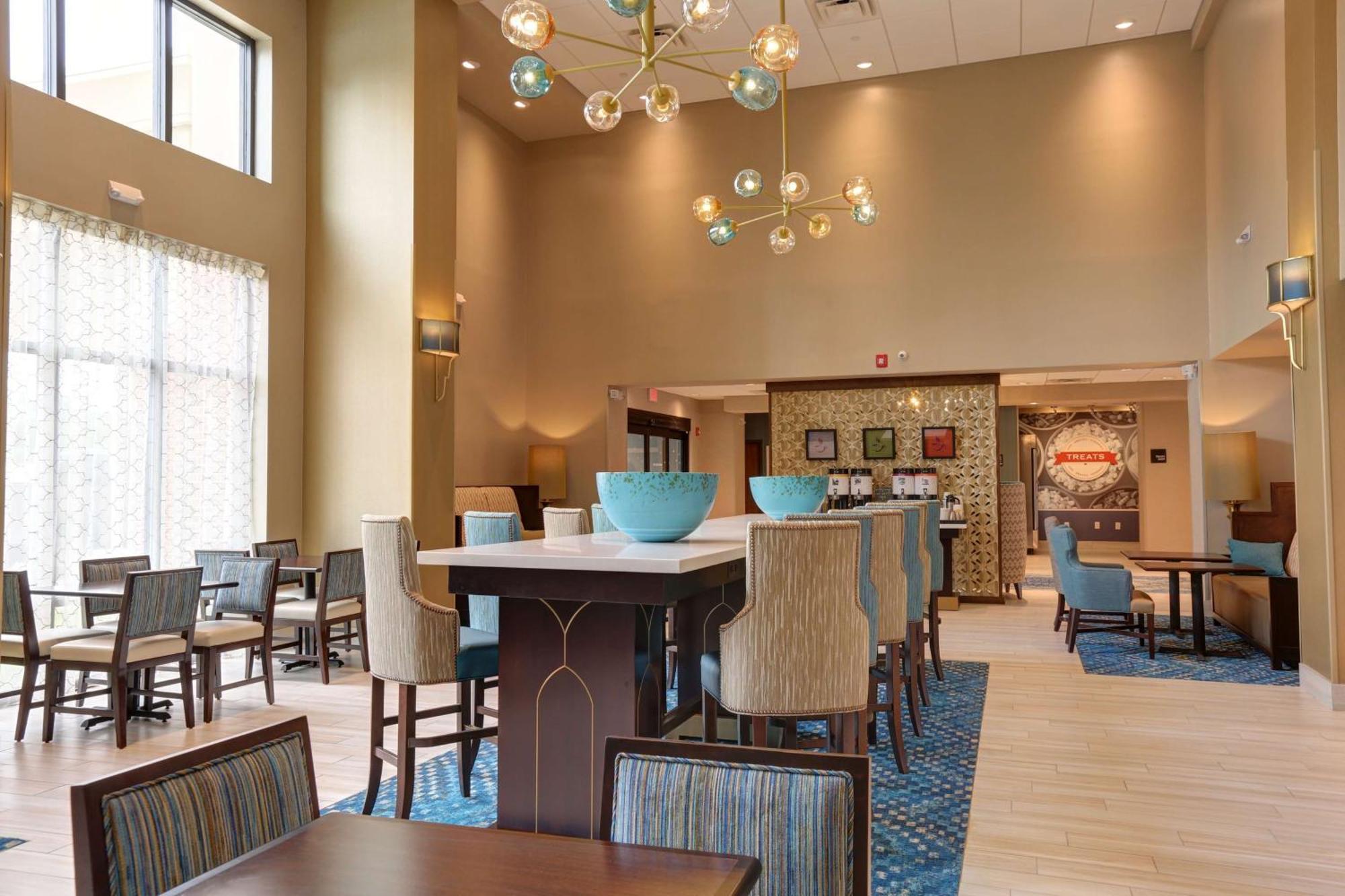 Hampton Inn & Suites By Hilton Tampa Busch Gardens Area Exterior foto