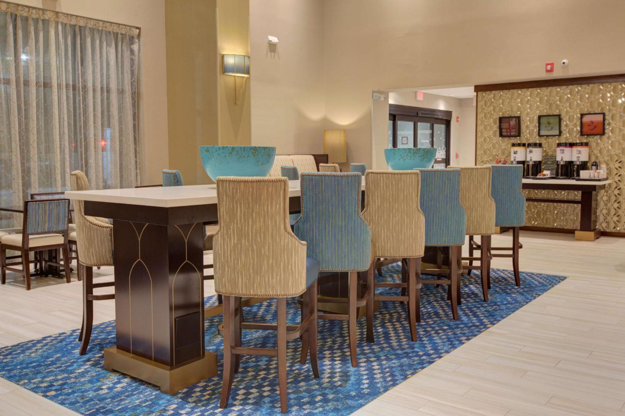 Hampton Inn & Suites By Hilton Tampa Busch Gardens Area Exterior foto