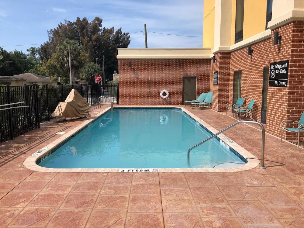 Hampton Inn & Suites By Hilton Tampa Busch Gardens Area Exterior foto